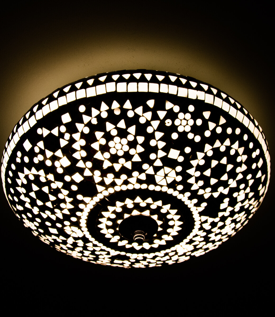 Schwarz-weiße Mosaik-Deckenlampe