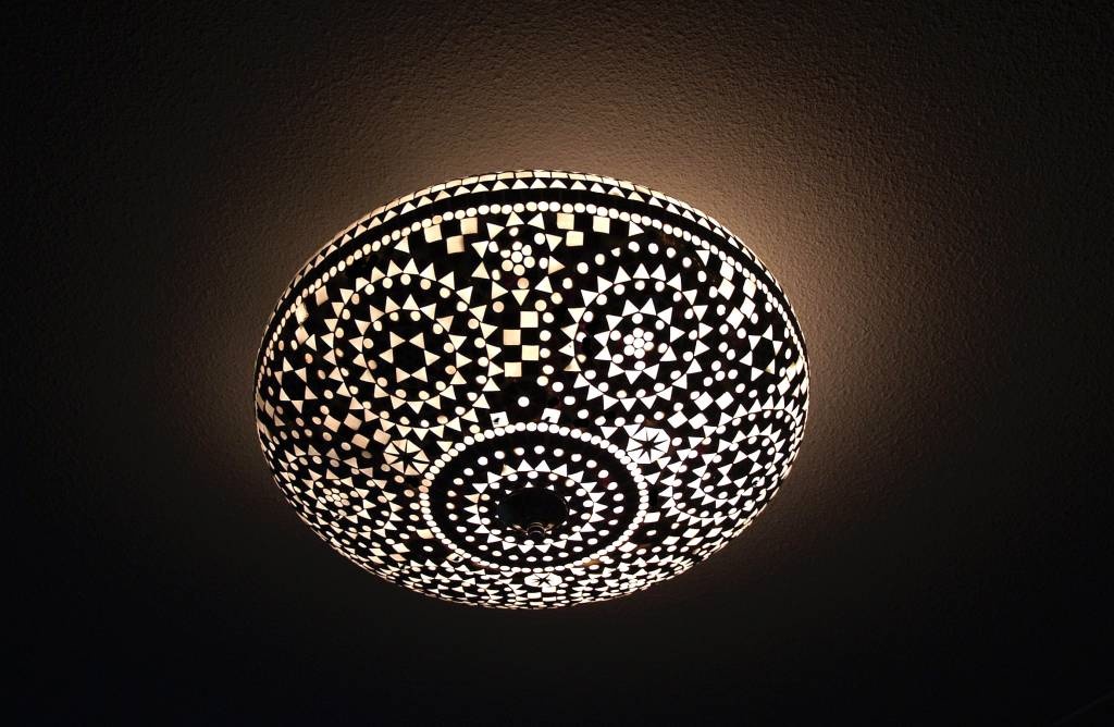 Schwarz-weiße Mosaik-Deckenlampe