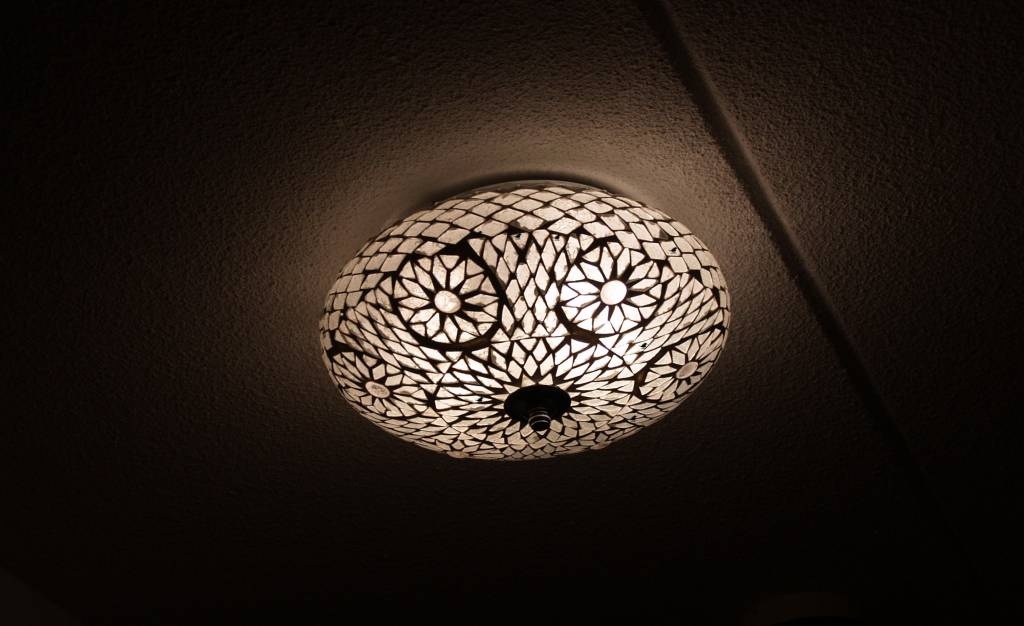 Deckenlampe mit weißem Glasmosaik im türkischen Design