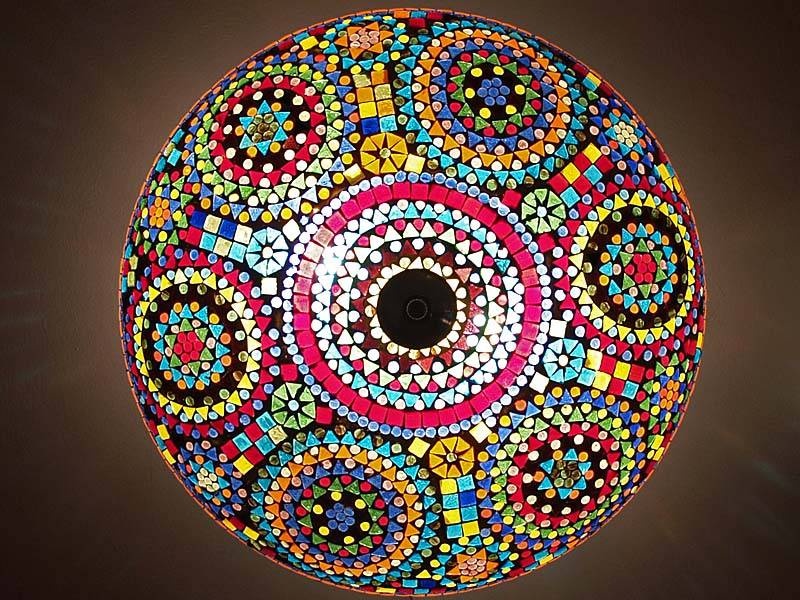 Deckenlampe mit Mosaik in mehreren Farben