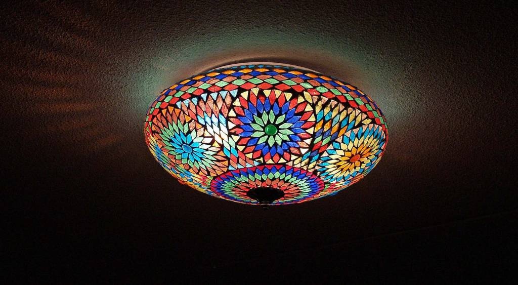 Orientalische Deckenleuchte in bunten Farben