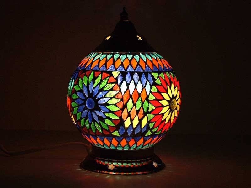 Farbenfrohe orientalische Tischlampe mit Glasmosaik