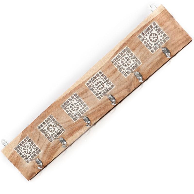 Garderobe aus Holz mit weißem Mosaik