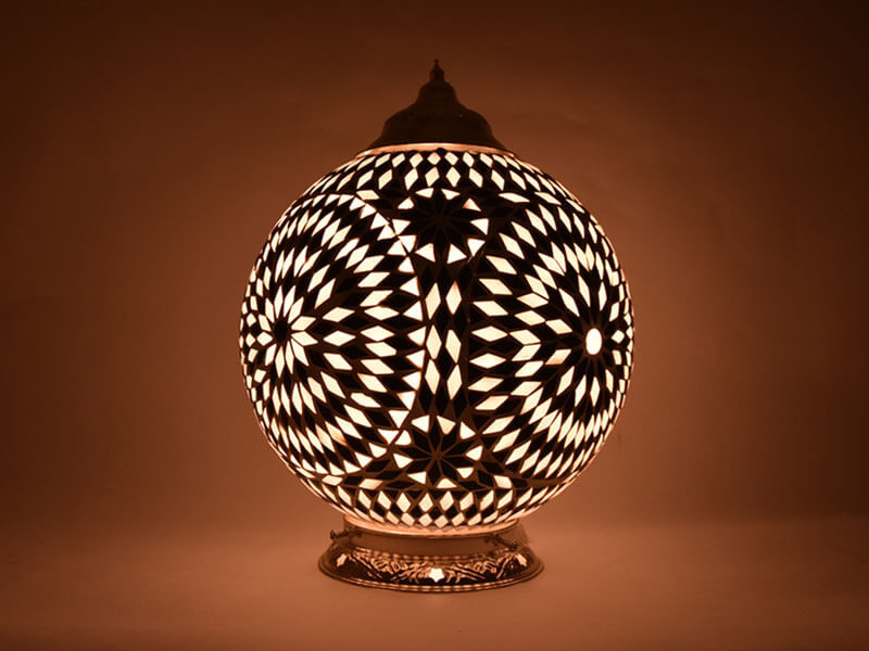 Orientalische Tischlampe mit Glasmosaik in Schwarz und Weiß