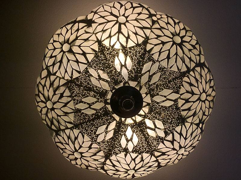 Orientalische Deckenlampe mit weißem Mosaik