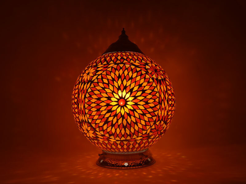Orientalische Tischlampe aus rotem Glasmosaik