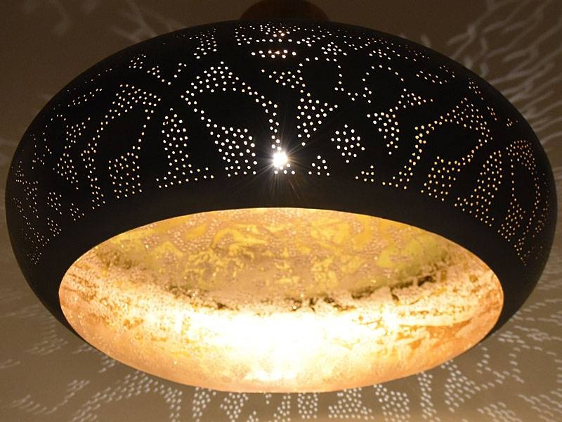 Hängelampe in Schwarz mit filigranen Mustern und Holz