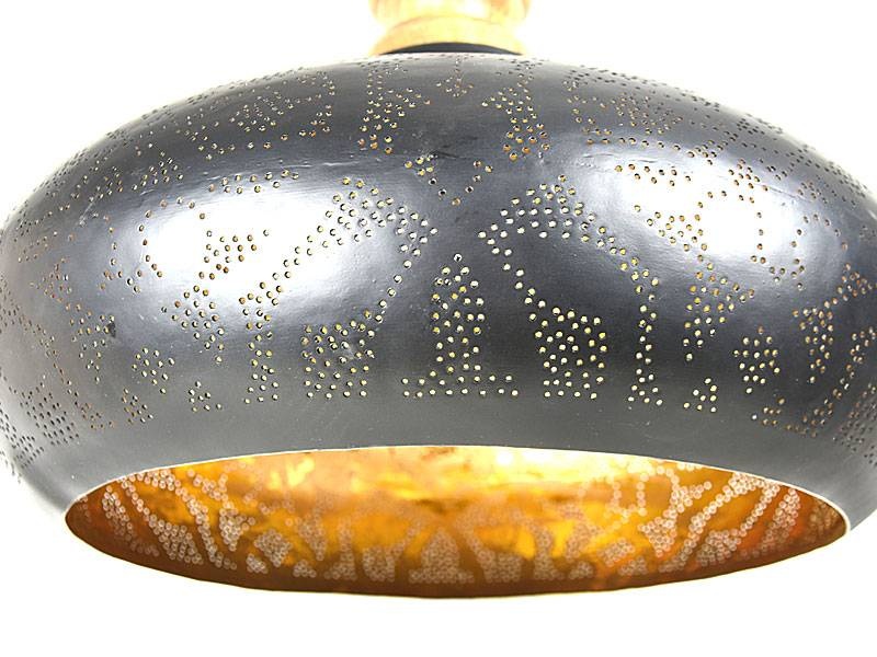 Hängelampe in Schwarz mit filigranen Mustern und Holz