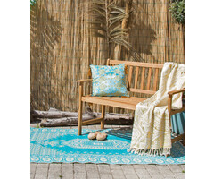 Orientalischer blauer Teppich für den Außenbereich.