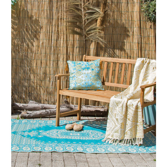 Orientalischer blauer Teppich für den Außenbereich.