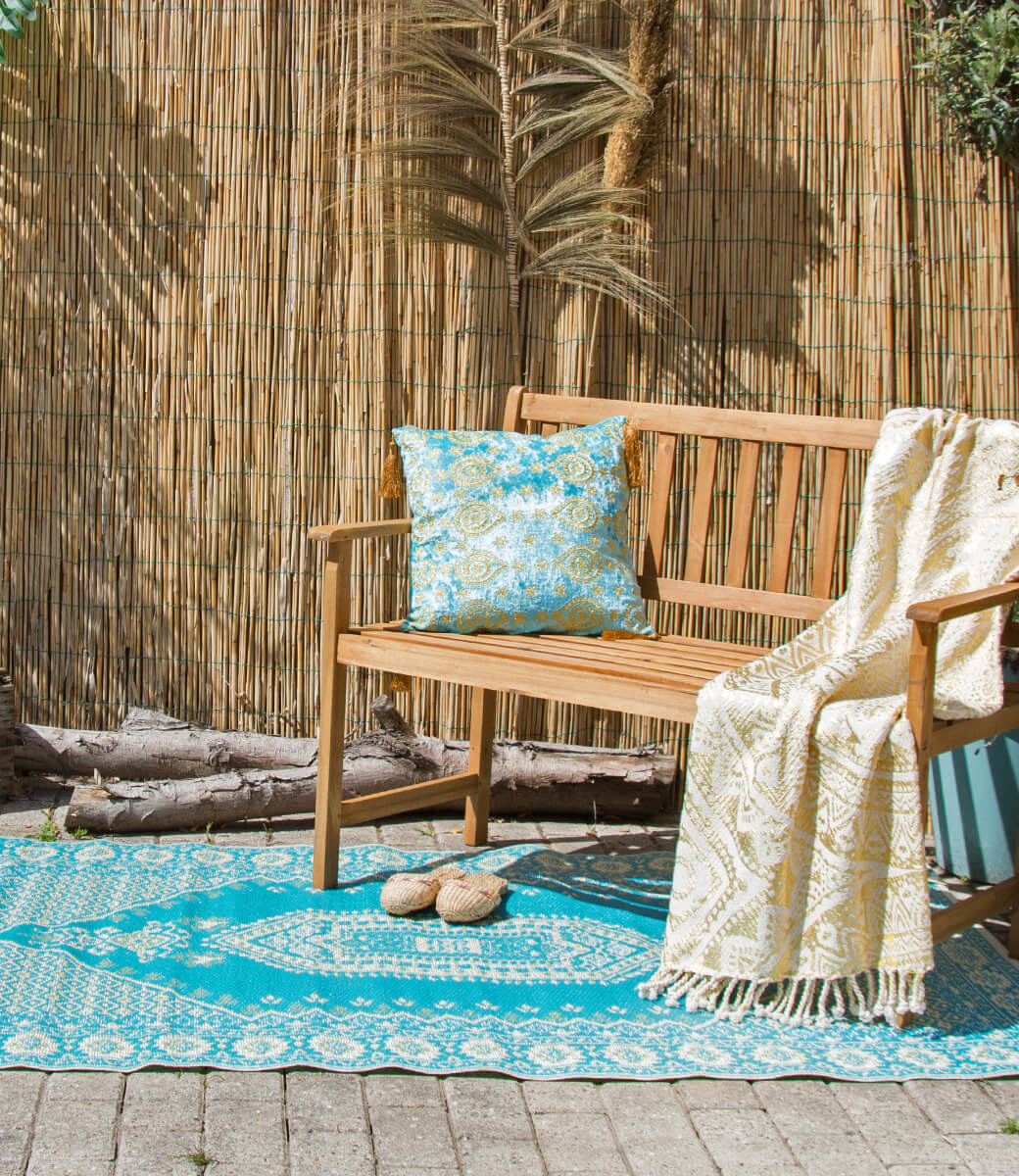 Orientalischer blauer Teppich für den Außenbereich.