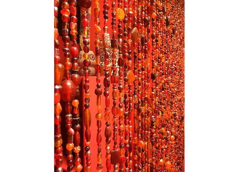 Klarer Glasperlenvorhang in Rot-Orange