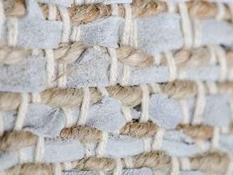 Ein Teppich aus weißem Jute und Leder