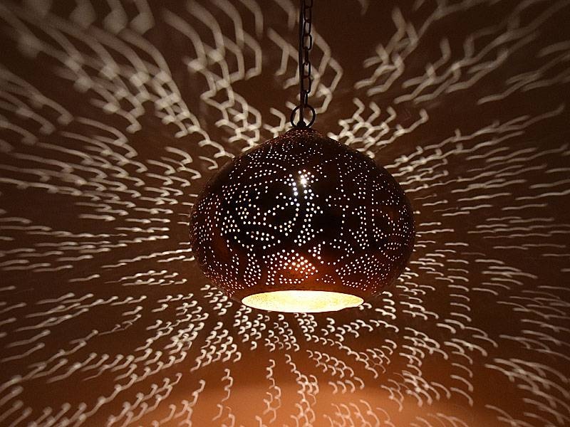 Kupferne offene Hängeleuchte mit filigranem Muster.