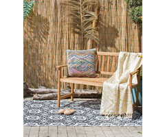 Outdoor-Teppich in Schwarz-Weiß.