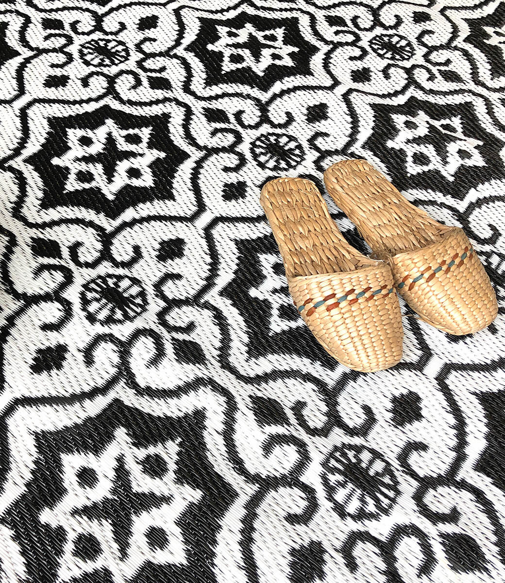 Orientalischer Outdoor-Teppich in Schwarz-Weiß