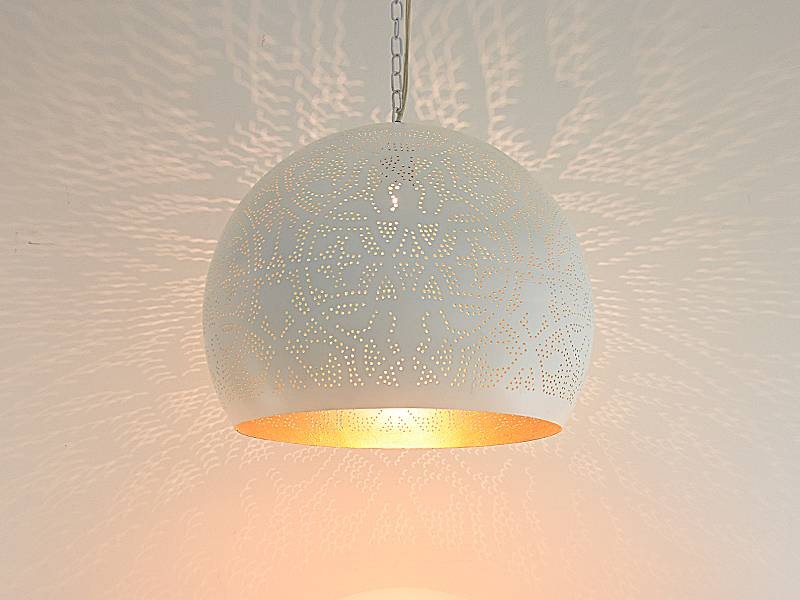 Weiße orientalische filigrane Pendelleuchte mit goldener Innenseite