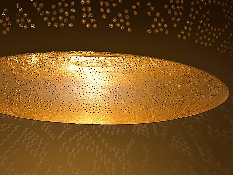 Weiße orientalische filigrane Pendelleuchte mit goldener Innenseite