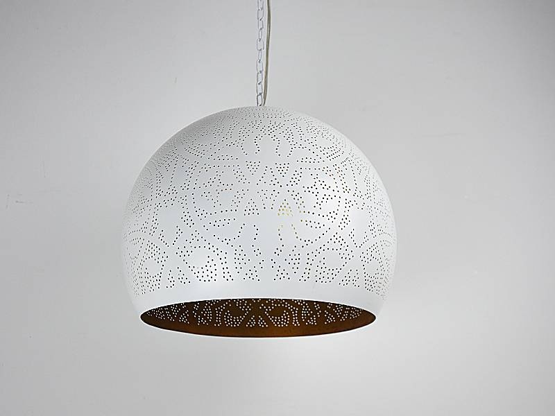 Weiße orientalische filigrane Pendelleuchte mit goldener Innenseite