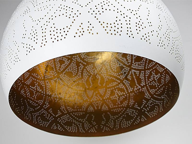 Weiße orientalische filigrane Pendelleuchte mit goldener Innenseite
