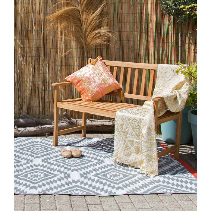 Roter Außenteppich mit Grau