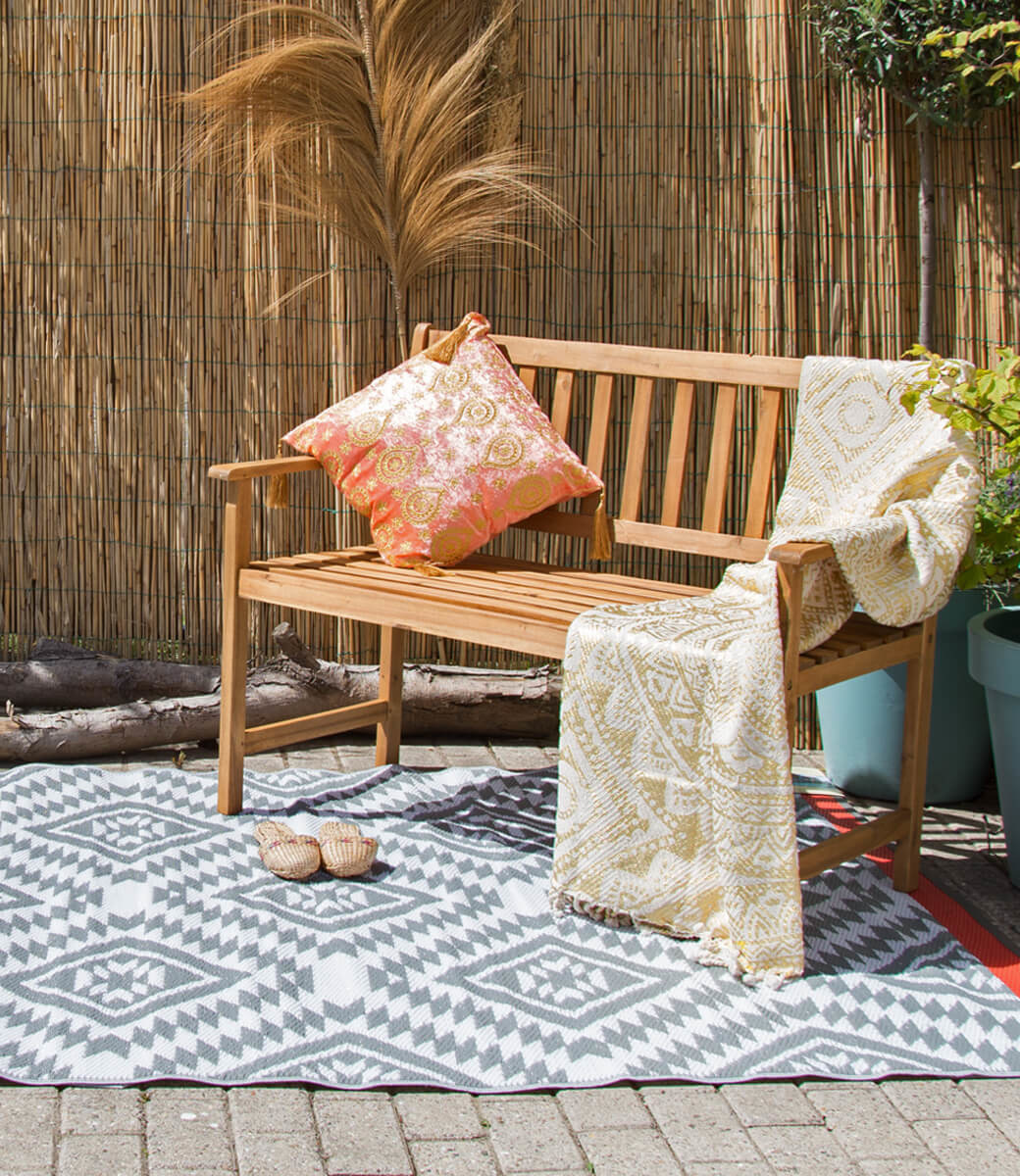 Roter Außenteppich mit Grau