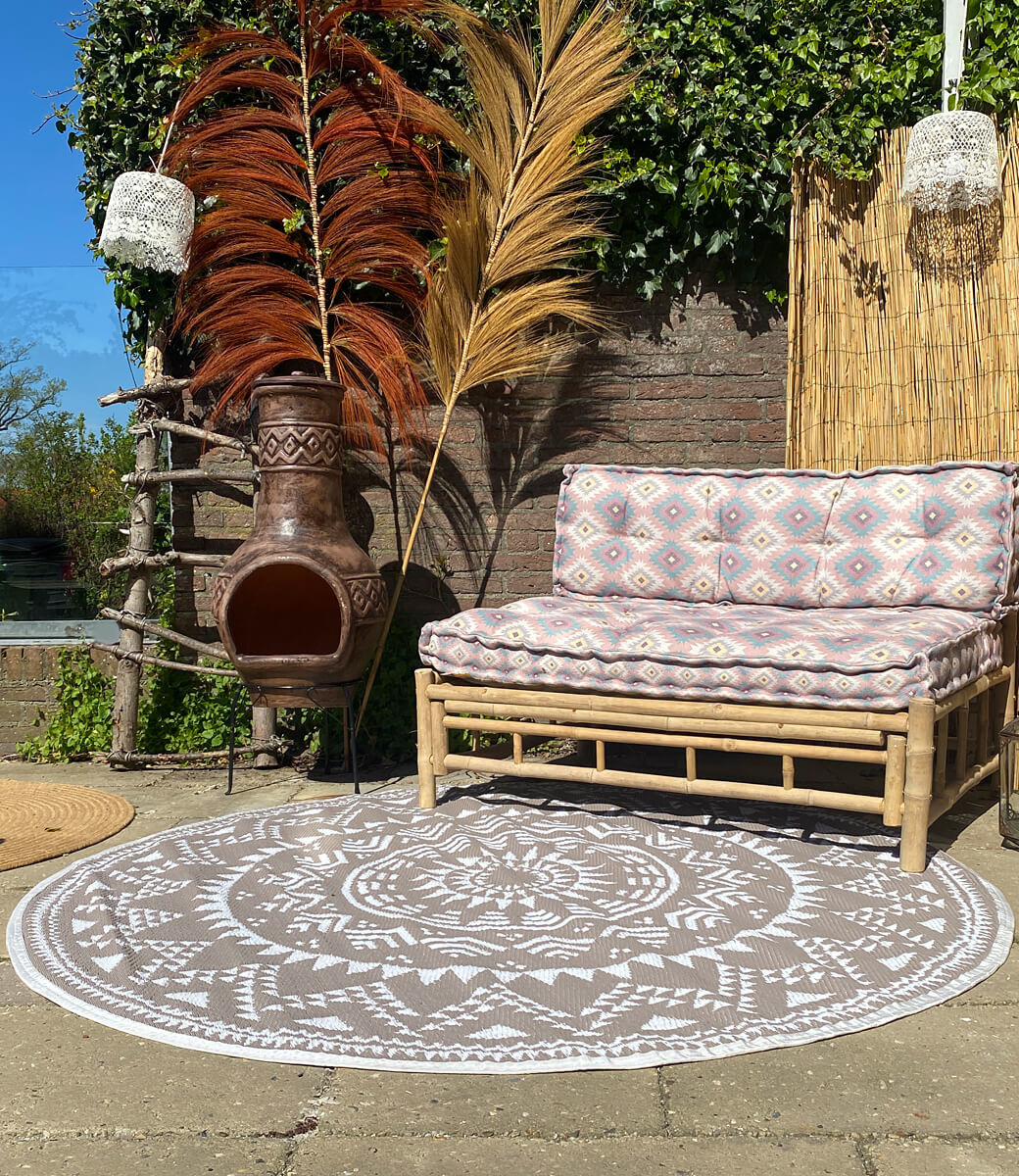 Wonder Rugs Runder Außenteppich in Grau-Taupe.