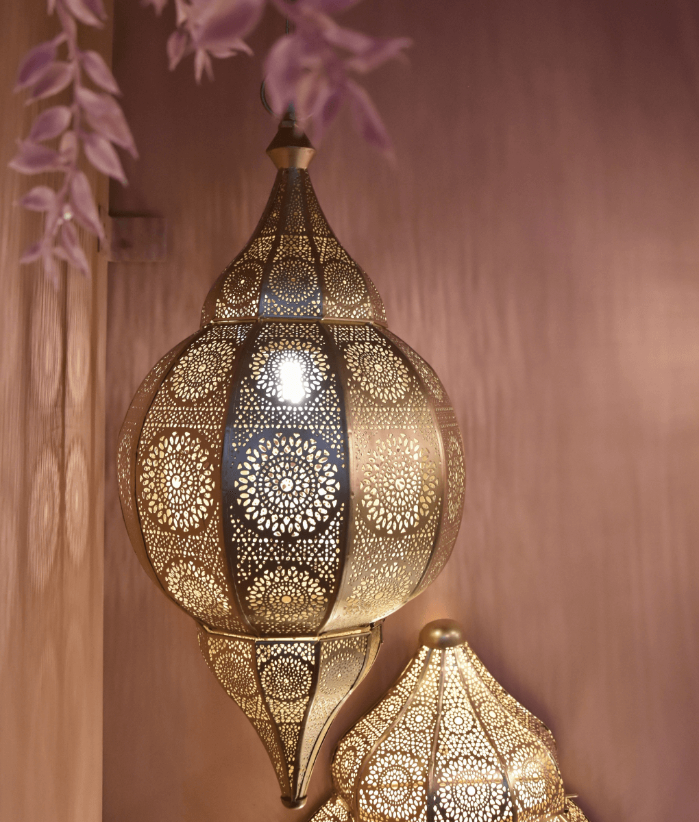 Goldene Hängelampe mit Filigran