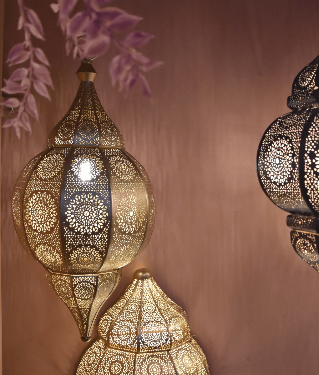 Goldene Hängelampe mit Filigran