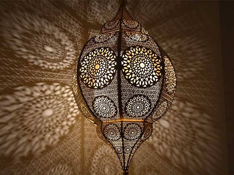 Filigrane Hängelampe in Gold