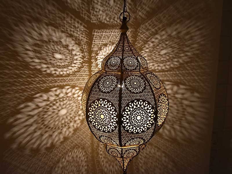 Filigrane Hängelampe in Gold