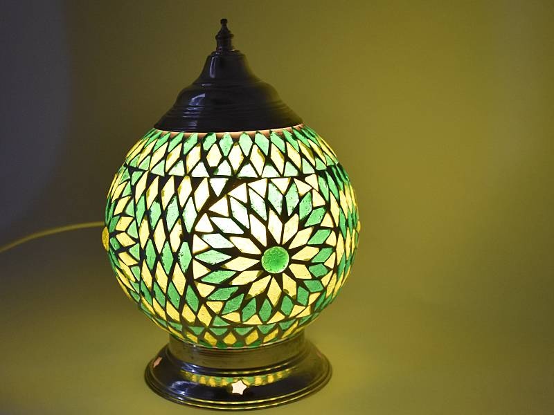 Orientalische Tischlampe in grünem Mosaik