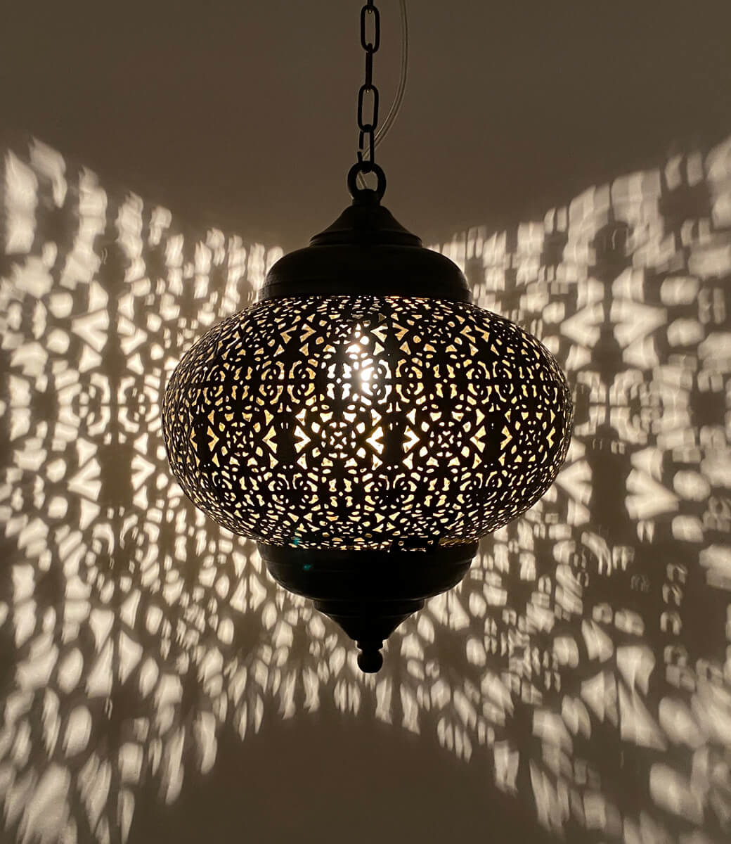 Kleines silbernes Hängelampchen mit Lochmustern