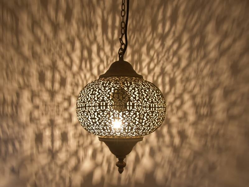 Kleines silbernes Hängelampchen mit Lochmustern