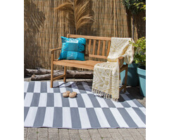 Grauer Gartenteppich