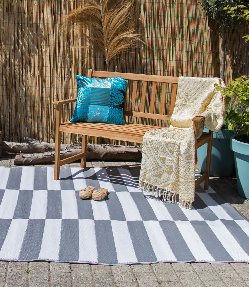 Grauer Gartenteppich mit Streifen