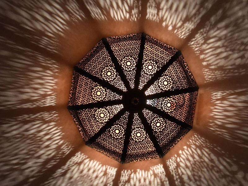 Goldene filigrane Deckenlampe