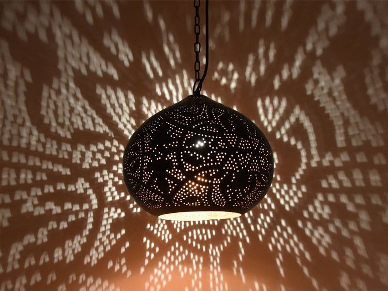 Orientalische Hängelampe mit filigranem Muster