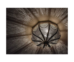 Filigrane silberne Deckenleuchte