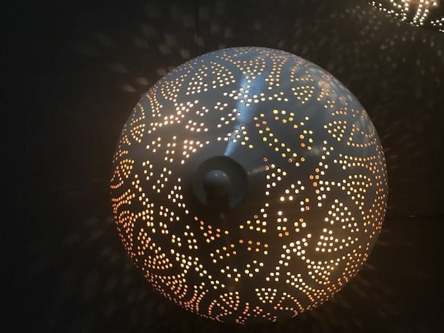 Filigrane Deckenleuchte in Weiß