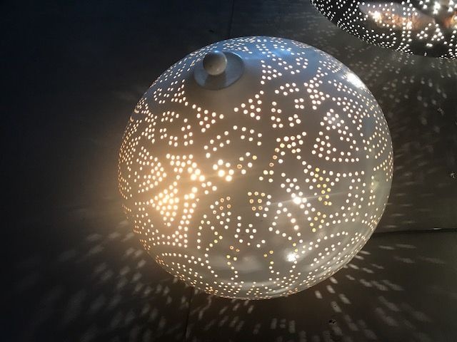 Filigrane Deckenleuchte in Weiß