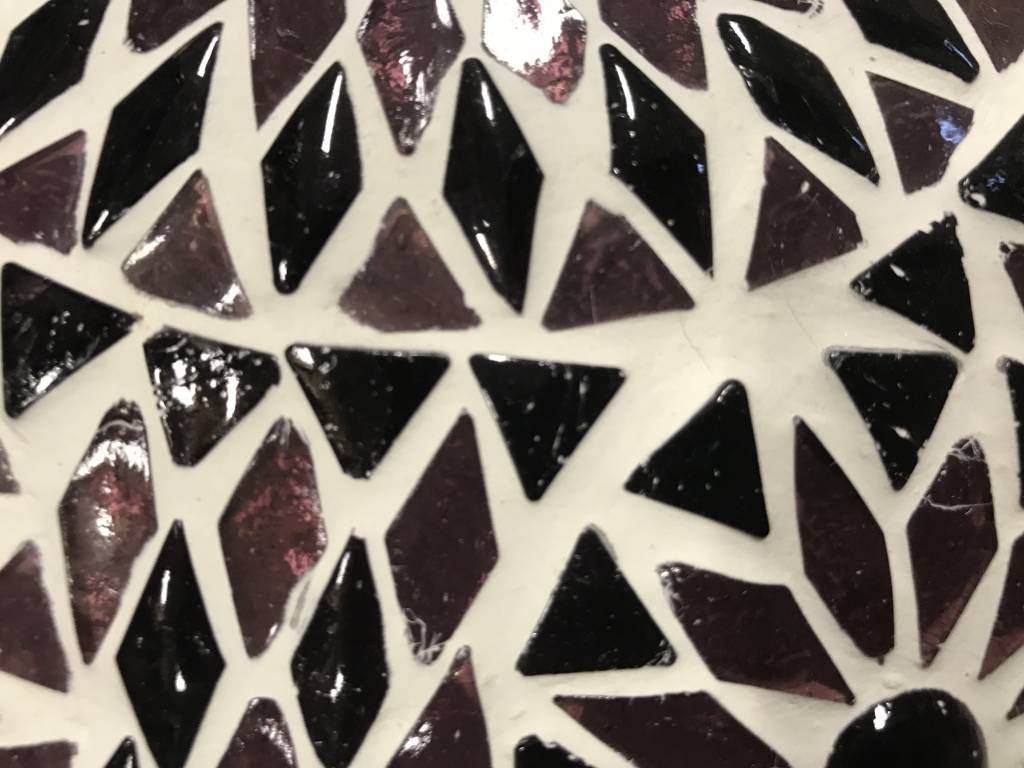 Orientalische Deckenlampe mit lila Mosaikmuster