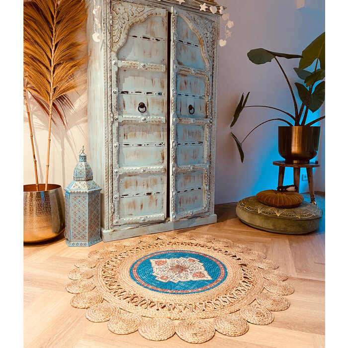 Ein rundes Jute-Teppich mit geflochtenem Blumenmuster