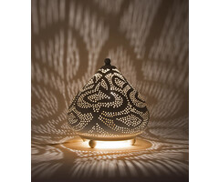 Eine weiße orientalische Tischlampe