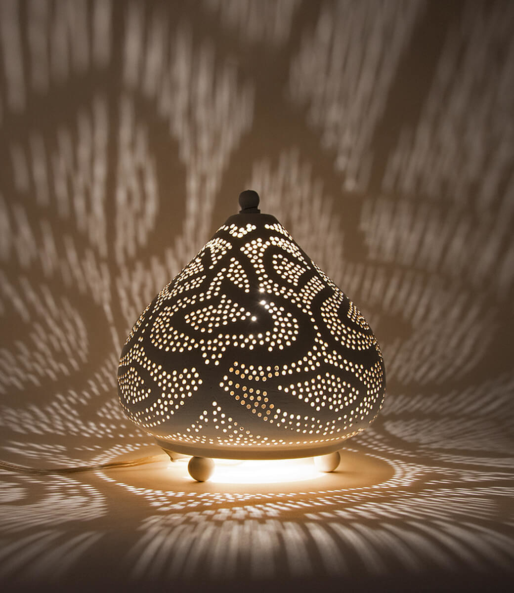 Eine weiße orientalische Tischlampe