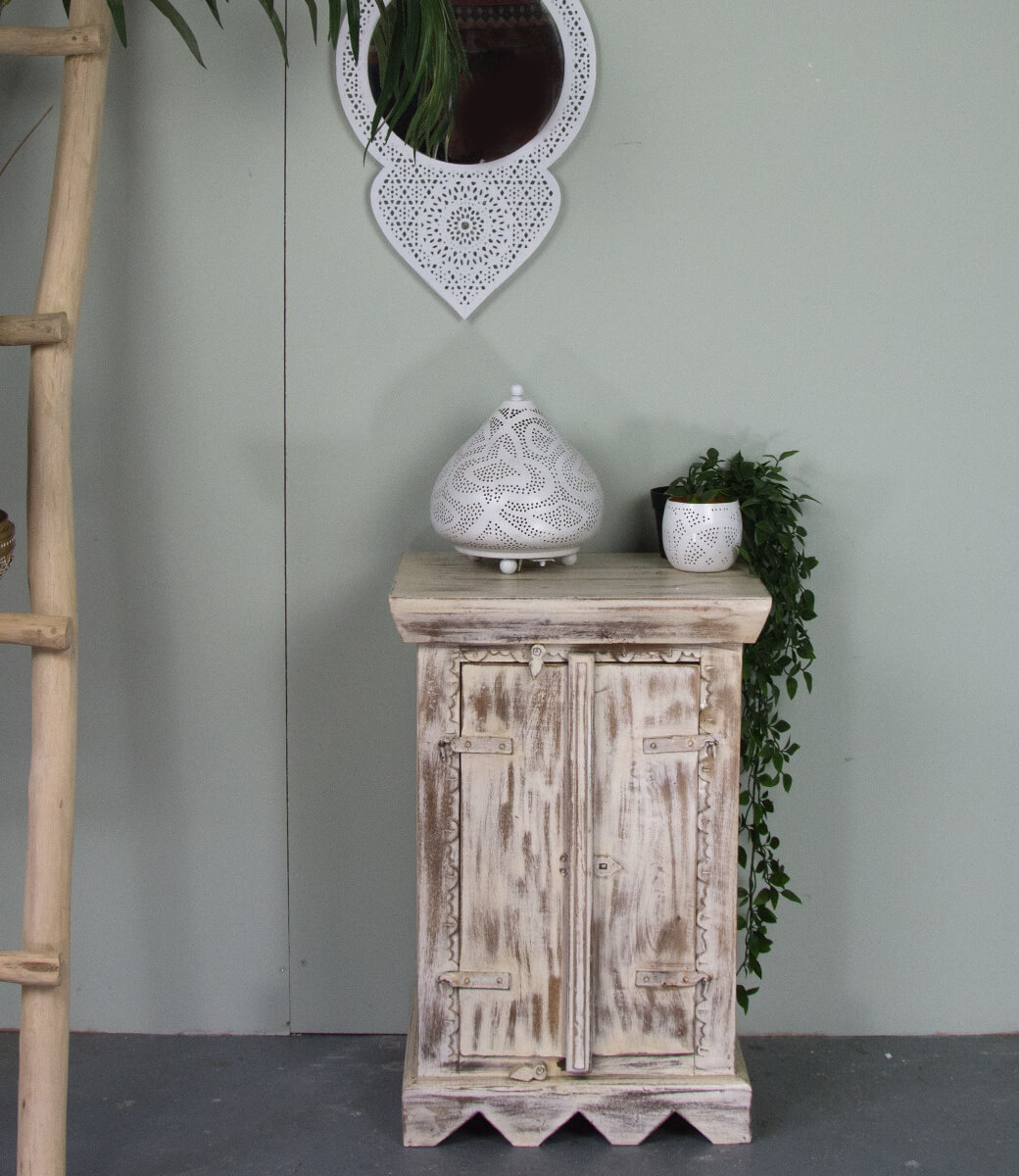 Eine weiße orientalische Tischlampe