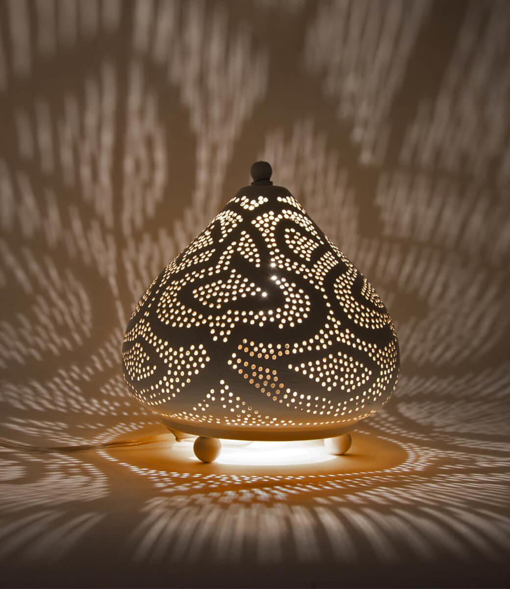 Eine weiße orientalische Tischlampe