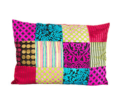 Samtiges, farbenfrohes Kissen