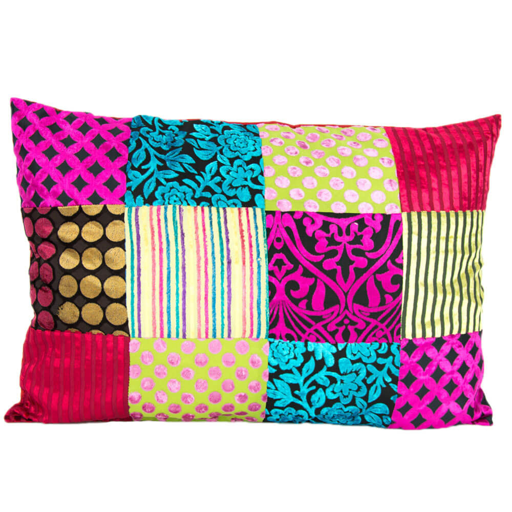 Samtiges, farbenfrohes Kissen