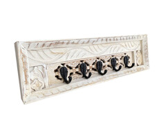 Garderobe mit Holzschnitzerei